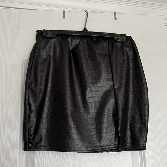 BNWT Boohoo Faux Croc Side Slit Skirt - Picture 2 of 3